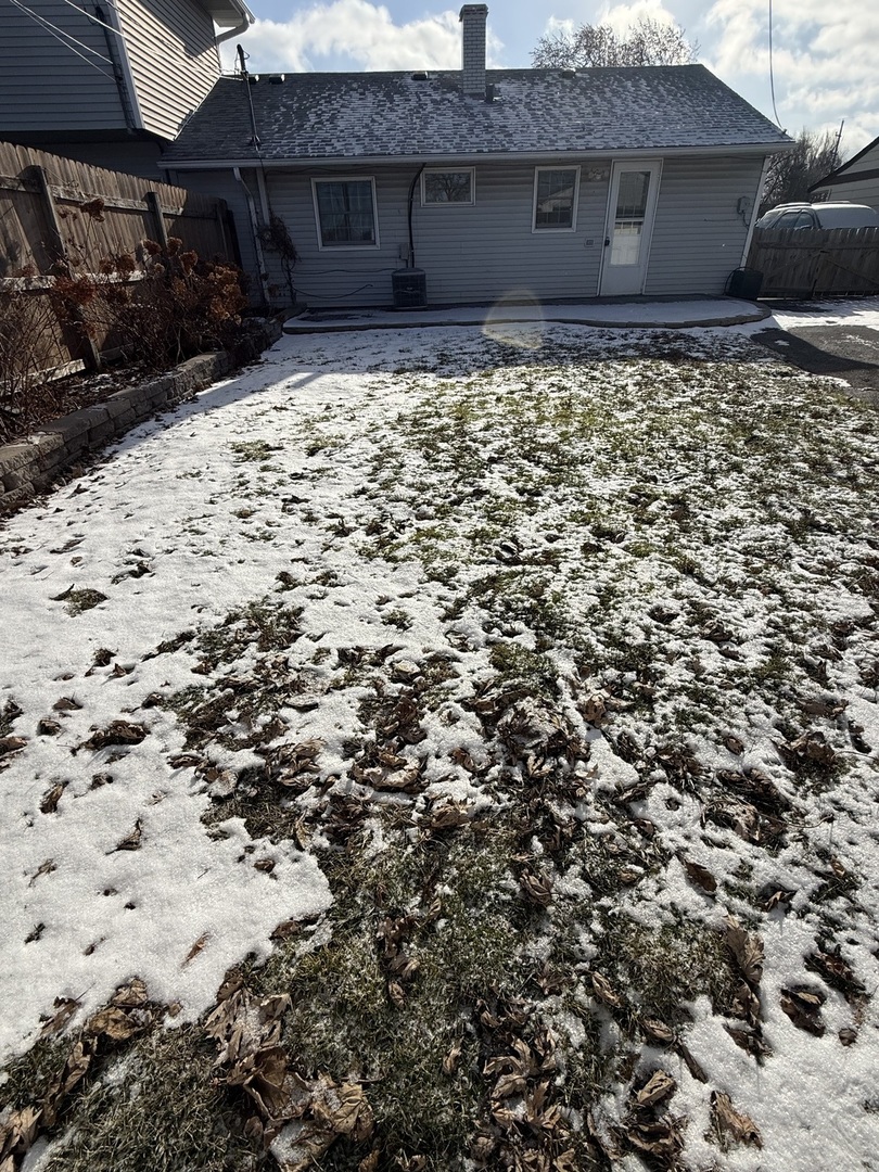9060 South Main Street Hometown, IL 60456 - Photo 4 of 18 a backyard of a house