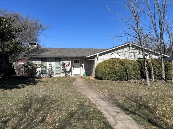 a view of a house with a back yard
