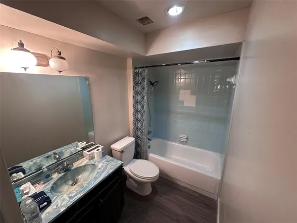 en empty room with windows and ceiling fan