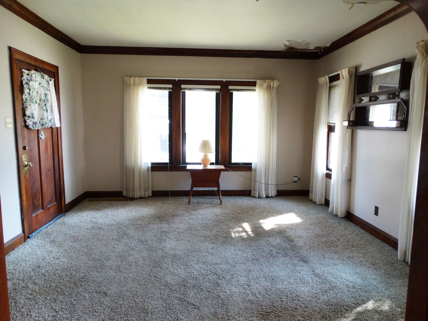 1023 Garfield Street Lockport, IL 60441 - Photo 5 of 14 a view of an empty room with a window