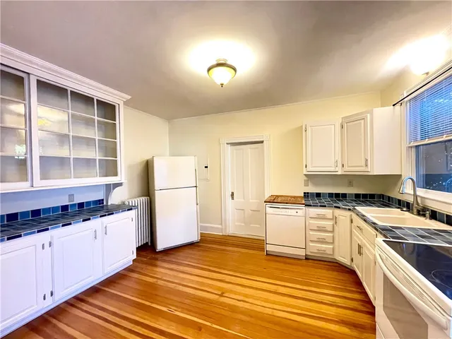 $2,450 | 14 Dresser Street, Unit 2, Newport, RI 02840