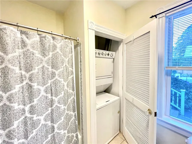 $2,450 | 14 Dresser Street, Unit 2, Newport, RI 02840