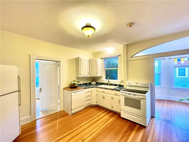 $2,450 | 14 Dresser Street, Unit 2, Newport, RI 02840