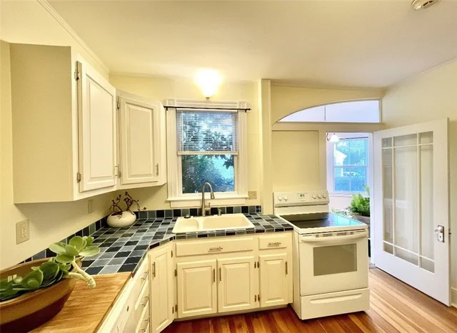 $2,450 | 14 Dresser Street, Unit 2, Newport, RI 02840