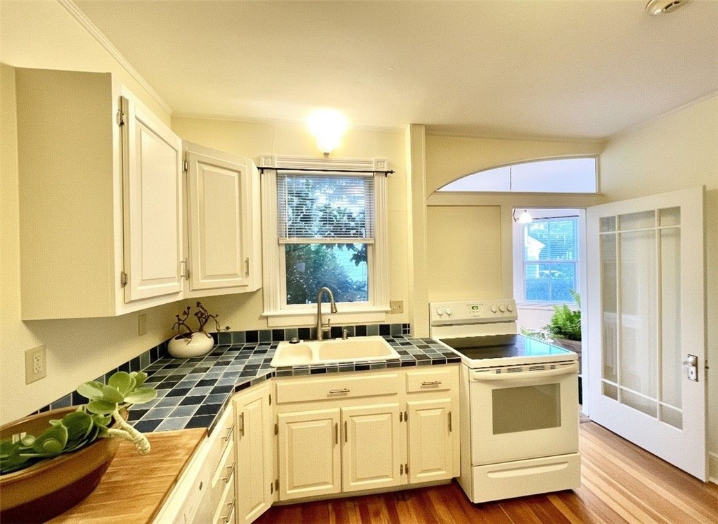 14 Dresser Street, Unit 2 Newport, RI 02840 - Photo 10 of 21