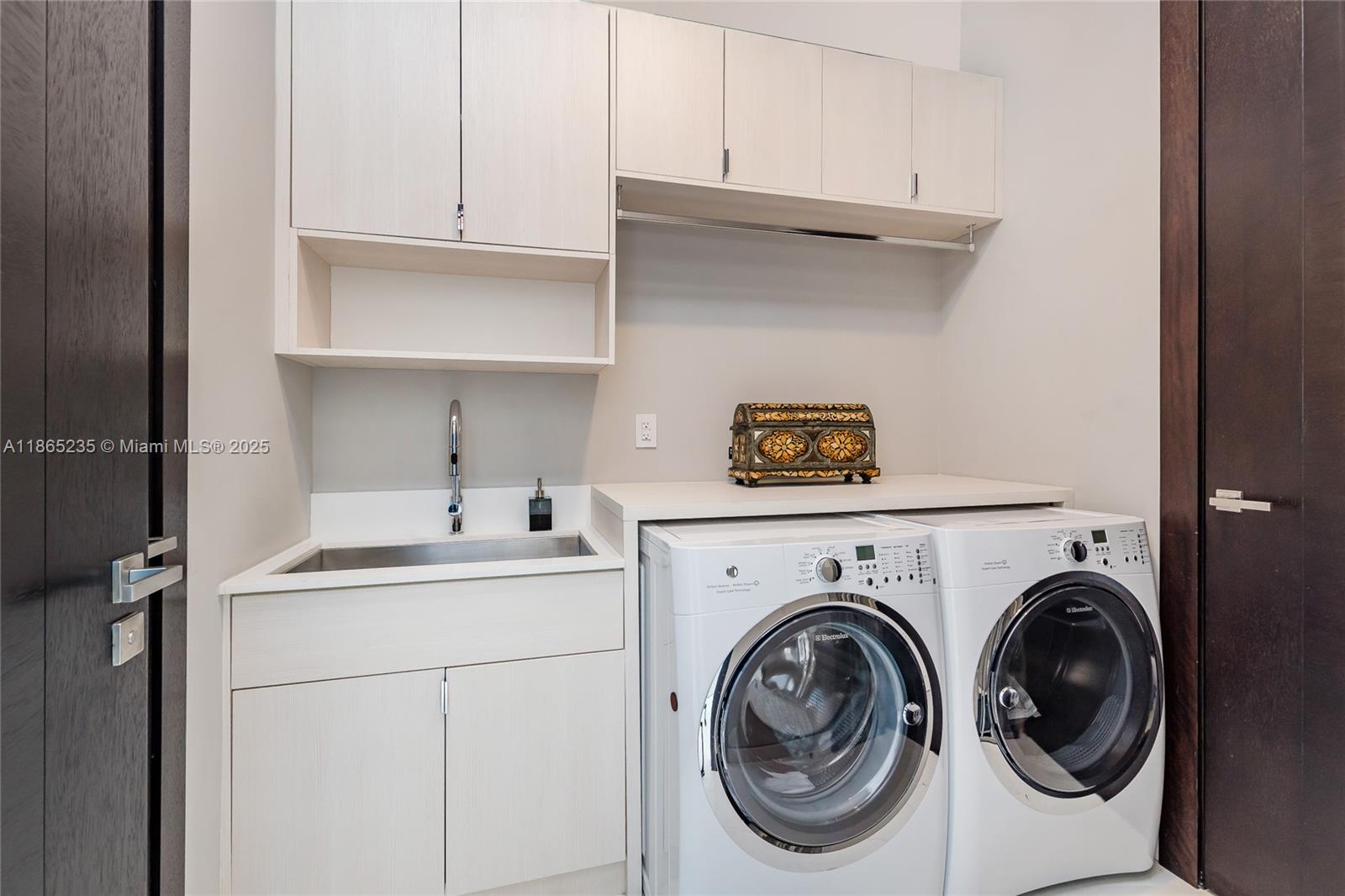 2669 South Bayshore Drive, Unit PH1N Coconut Grove, FL 33133 - Photo 38 of 39 a utility room with dryer and washer