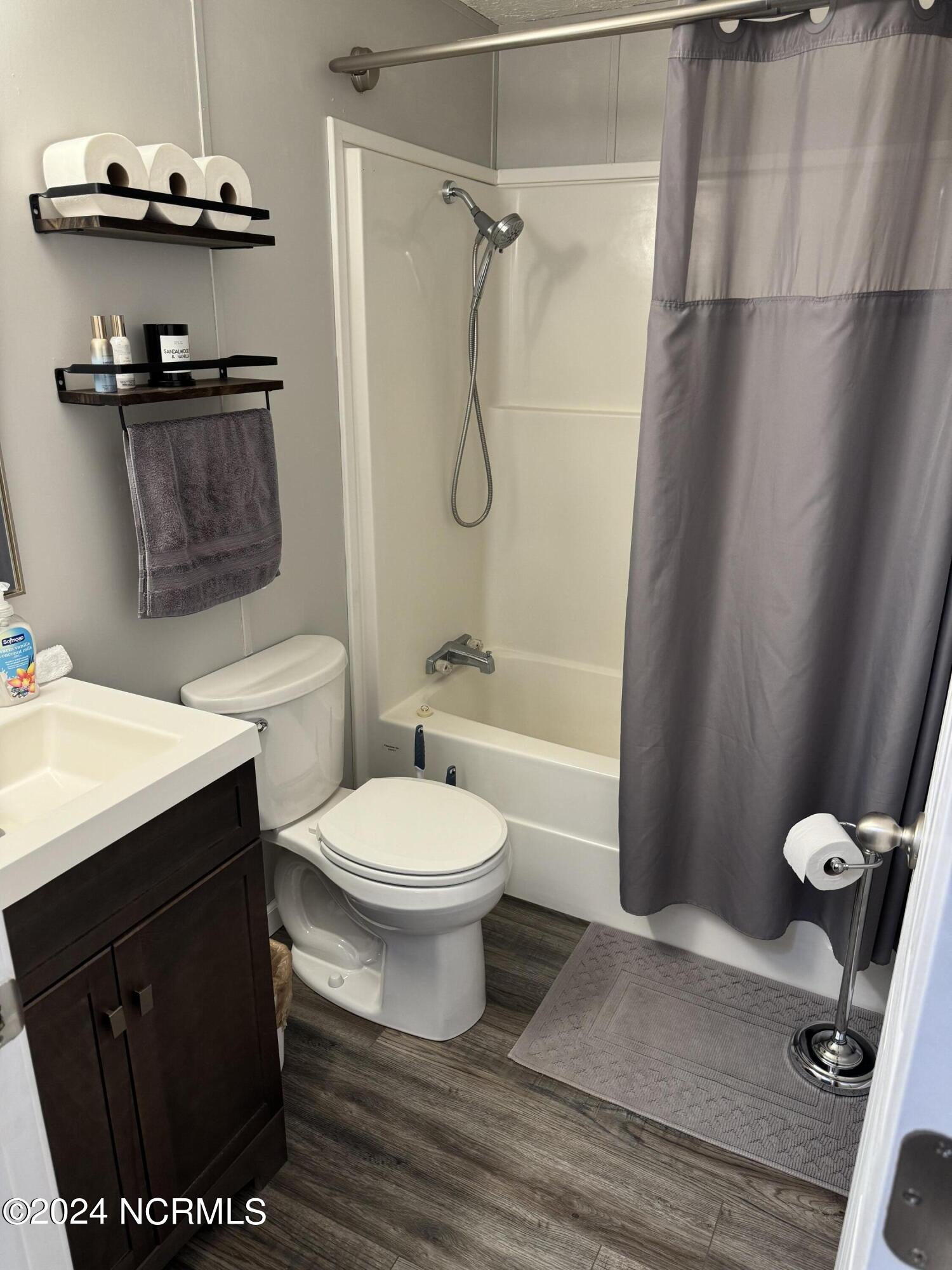 380 Sand Ridge Road New Bern, NC 28560 - Photo 15 of 35 380 hall bath