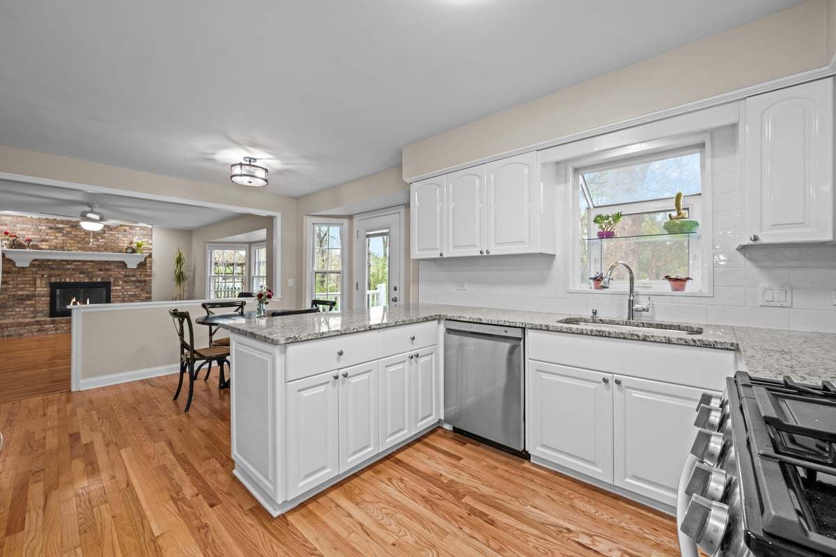 1002 Shimer Court Naperville, IL 60565 - Photo 11 of 35