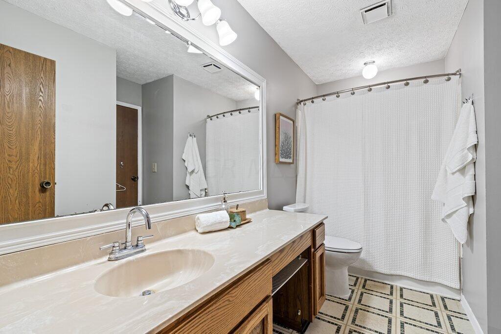 63 Ridgedale Court Powell, OH 43065 - Photo 15 of 29 2nd Level Full Bath