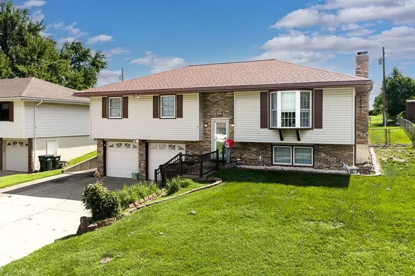 $269,950 | 260 Holiday Drive, Lansing, KS 66043