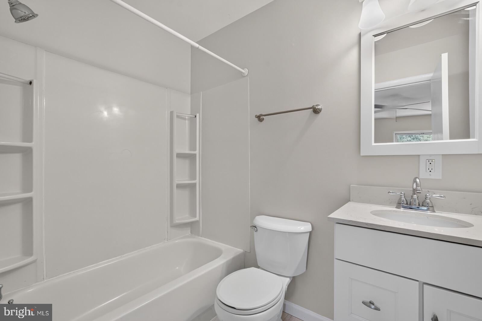 204 Rolling Road Gaithersburg, MD 20877 - Photo 24 of 53 Upper level full bath - spotless!