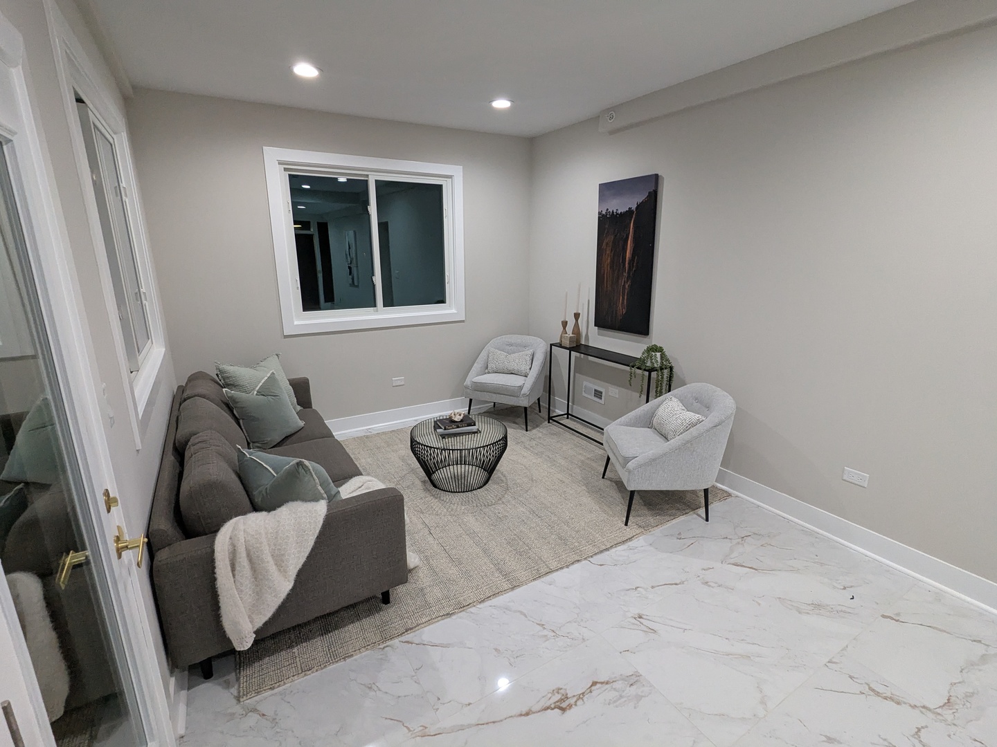 8600 East Prairie Road Skokie, IL 60076 - Photo 18 of 37 a living room with furniture and a window