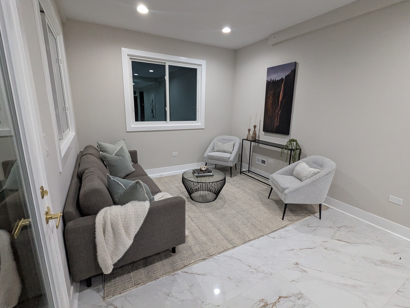 8600 East Prairie Road Skokie, IL 60076 - Photo 20 of 37 a living room with furniture and a flat screen tv