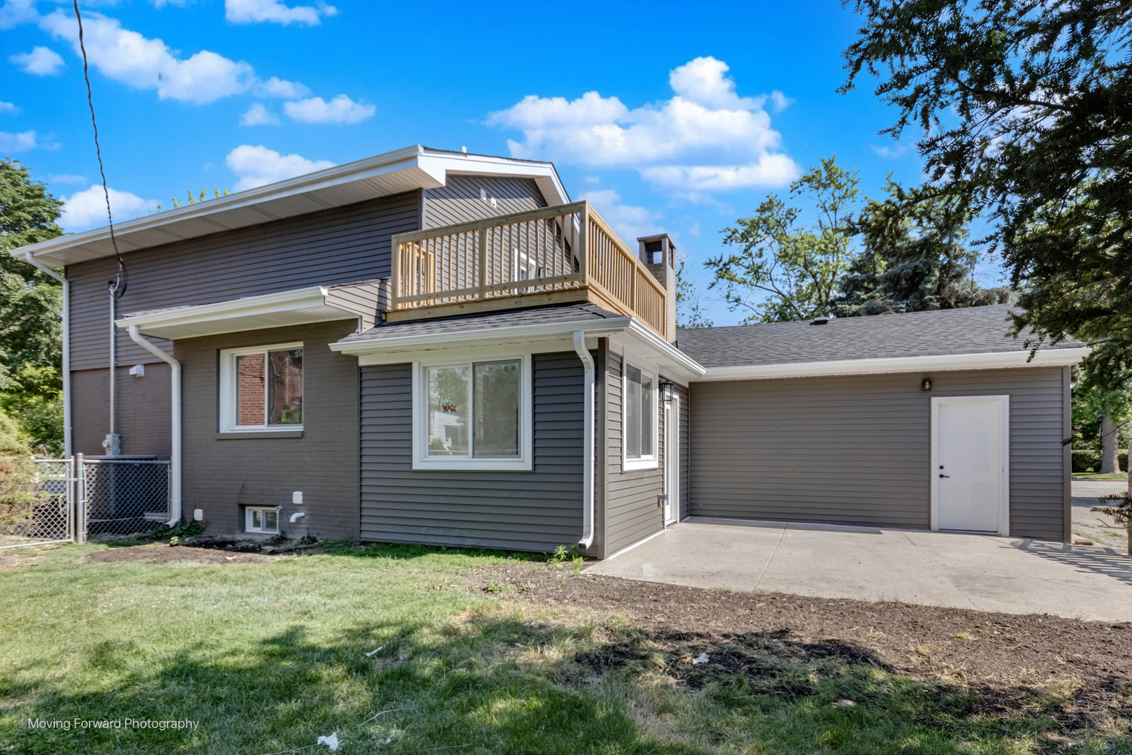 8600 East Prairie Road Skokie, IL 60076 - Photo 4 of 37 a backyard of a house