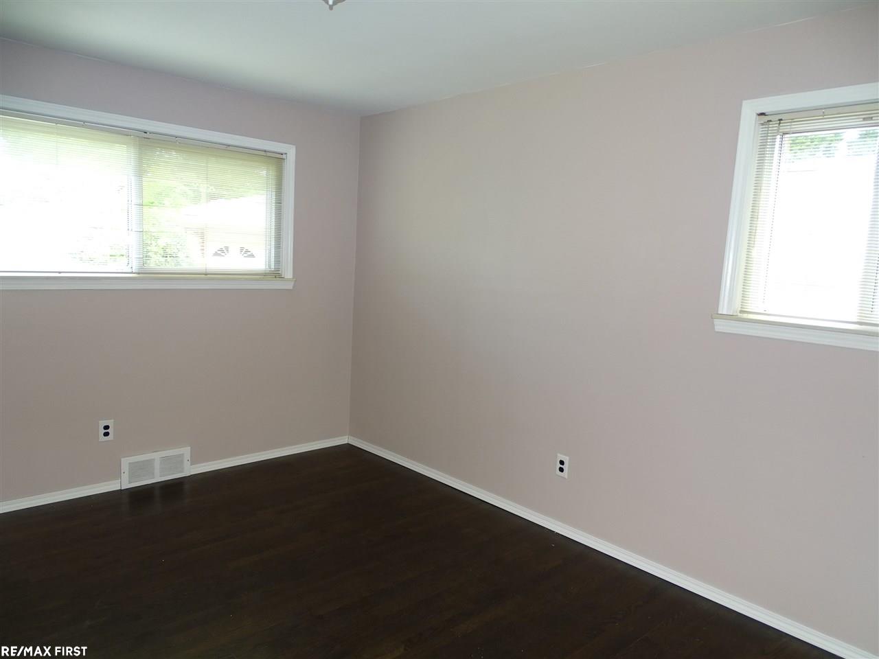 17900 Winsome Road Fraser, MI 48026 - Photo 7 of 22 31393091-6.JPG