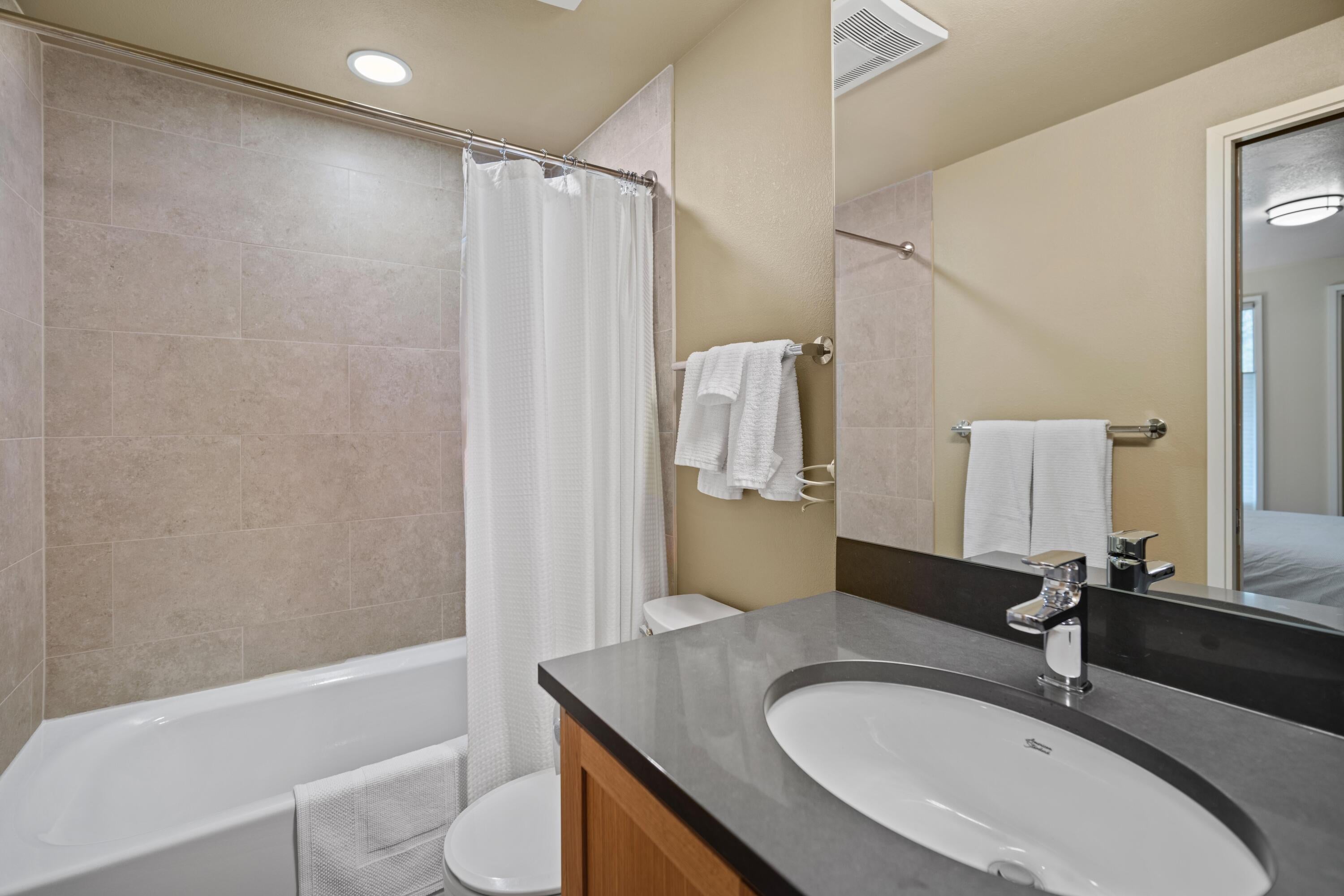 57283 Overlook Road, Unit 11 Sunriver, OR 97707 - Photo 9 of 22 Downstairs full bathroom.