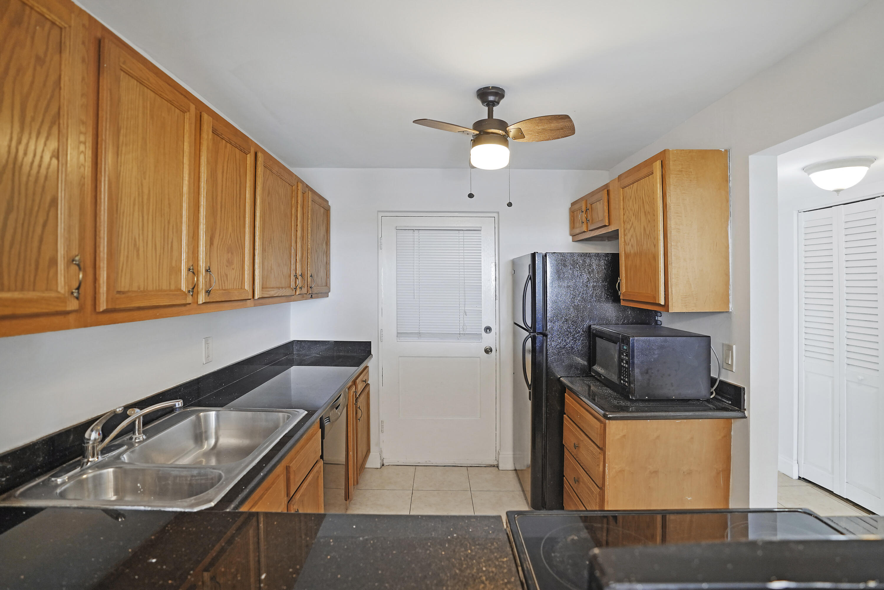 5500 Northwest 2nd Avenue, Unit 719 Boca Raton, FL 33487 - Photo 4 of 22 Kitchen