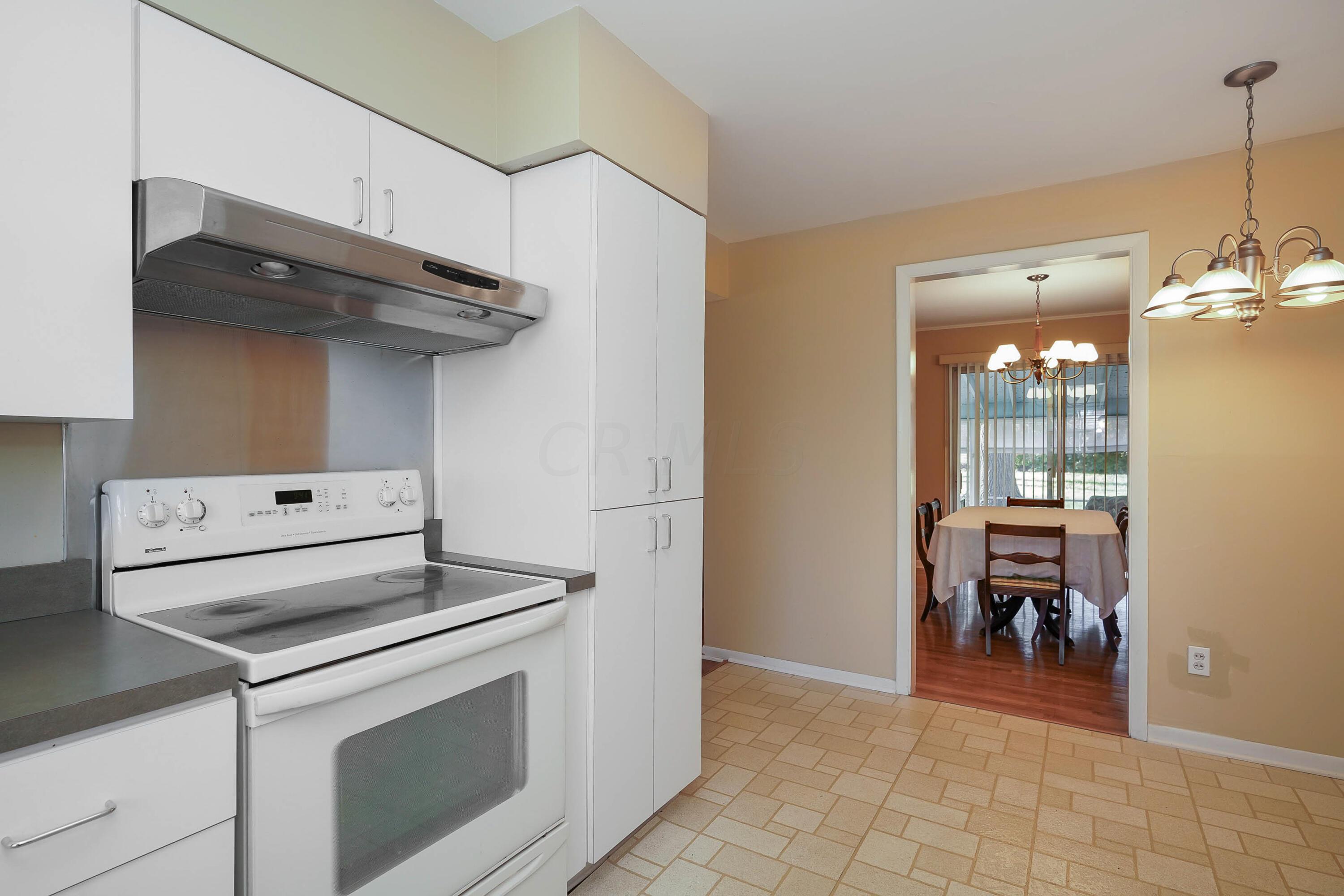 413 Darbyhurst Road Columbus, OH 43228 - Photo 11 of 34 Kitchen