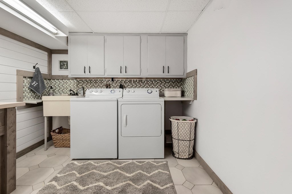 18 Durham Drive Lynnfield, MA 01940 - Photo 28 of 35 a utility room with a sink washer and dryer
