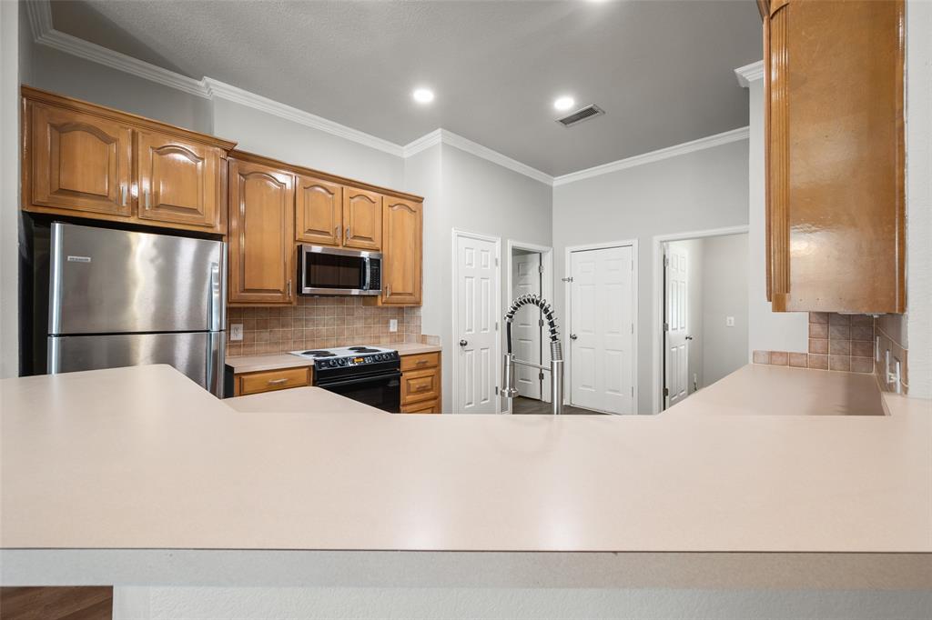 412 Springhill Court Burleson, TX 76028 - Photo 8 of 36