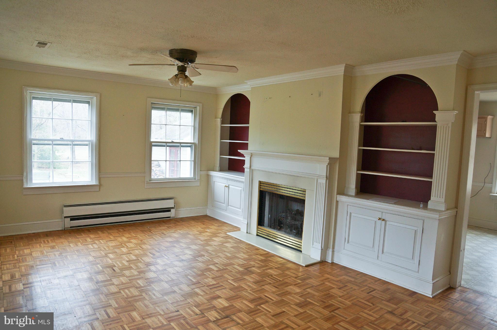 9765 Crest Hill Road Marshall, VA 20115 - Photo 9 of 30 Living Room