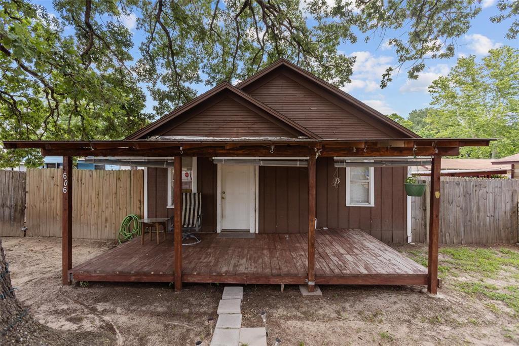 606 North Needmore Street Athens, TX 75751 - Photo 4 of 17 a front view of a house with garden