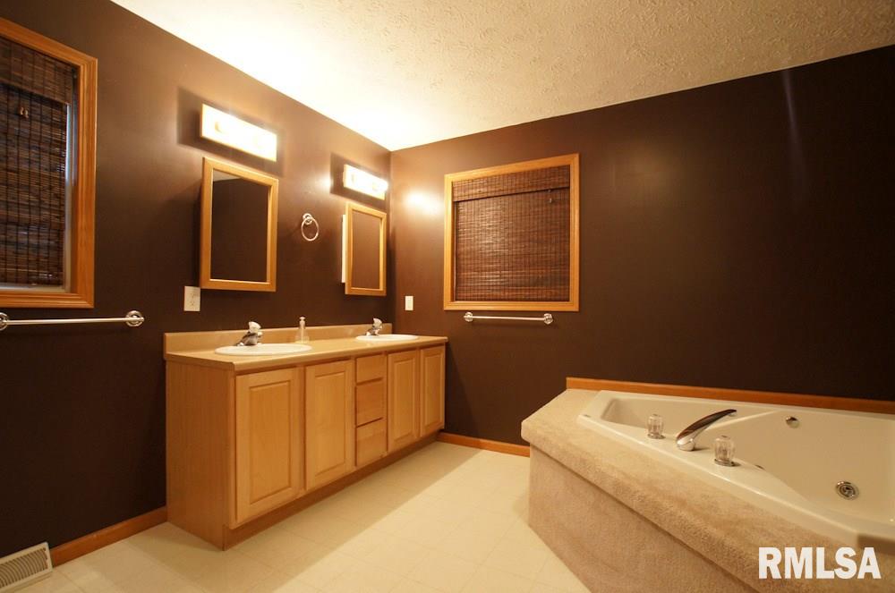 29250 North Indian Trail Road Canton, IL 61520 - Photo 17 of 36 Gallery Image 17
