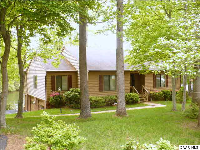 2 Laguna Road Palmyra, VA 22963 - Photo 4 of 31 a view of a house with backyard and a large tree