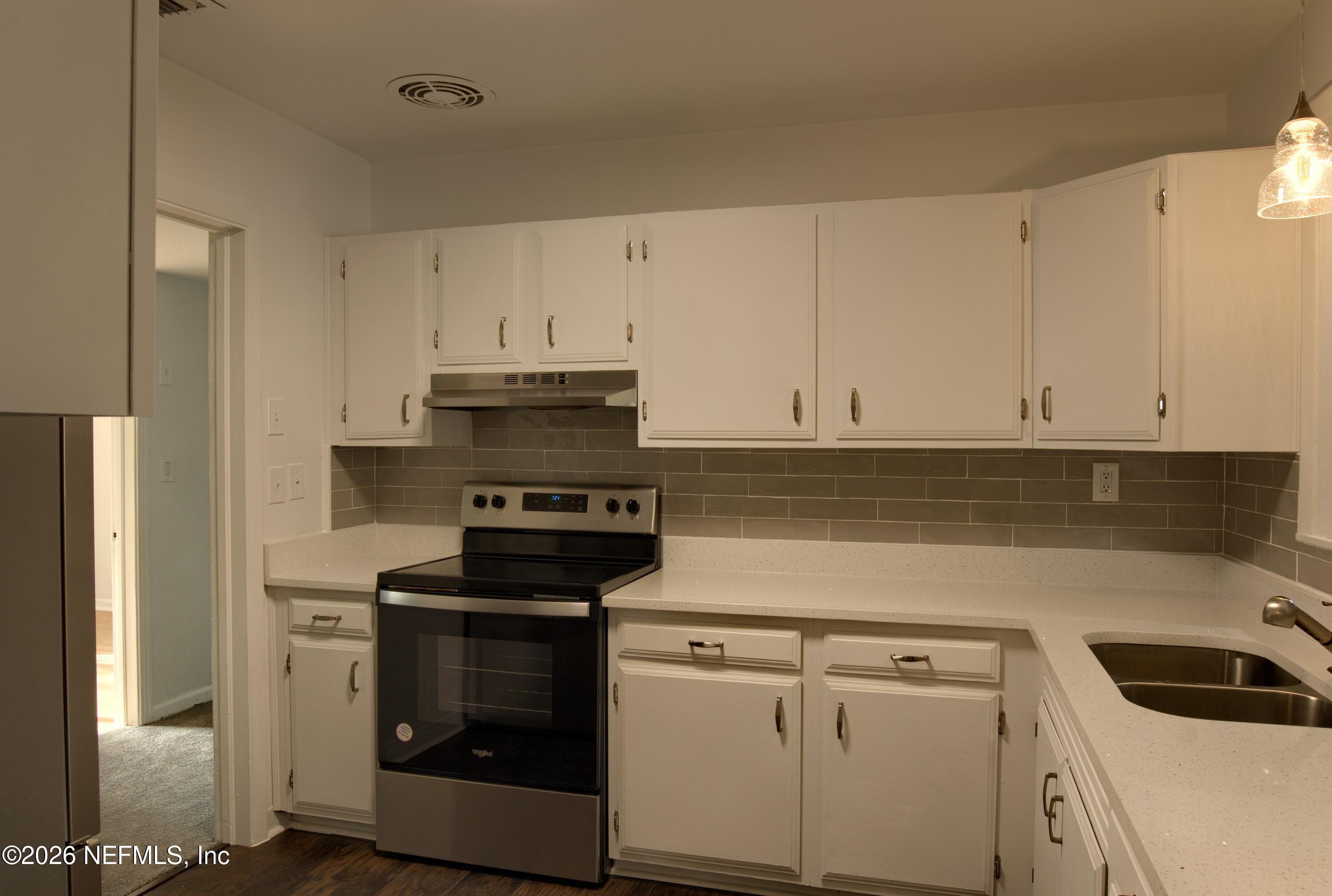 1370 Labelle Street Jacksonville, FL 32205 - Photo 4 of 27 KitchenStove