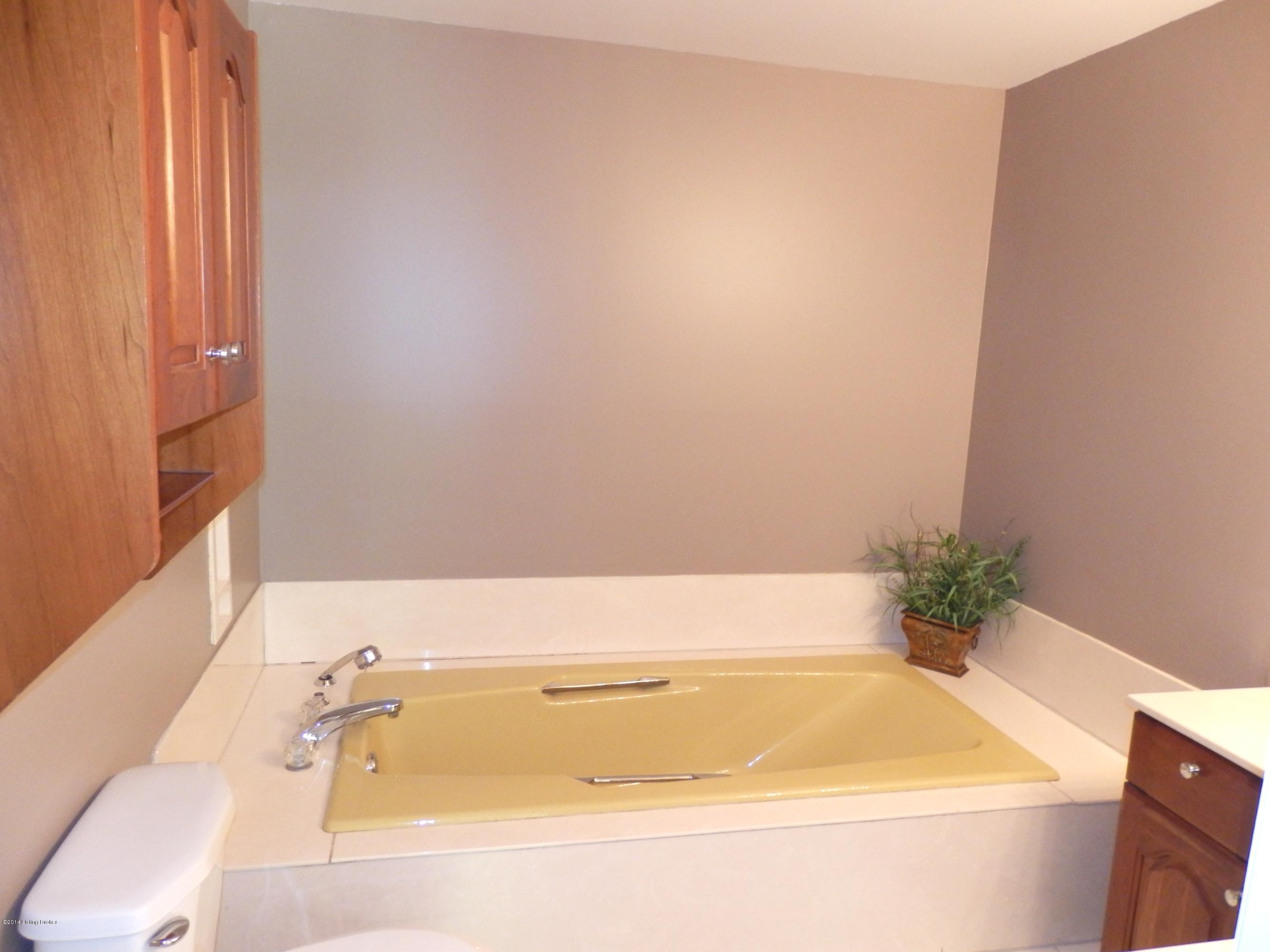 1776 Wolf-Pen Road Pendleton, KY 40055 - Photo 15 of 33 1776 Wolfpen_22_Master Bath