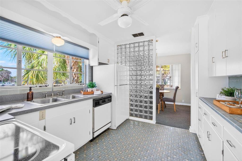 300 22nd Avenue South St. Petersburg, FL 33705 - Photo 5 of 82