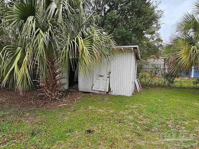a view of a backyard