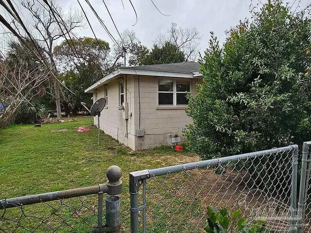 a view of a house with backyard