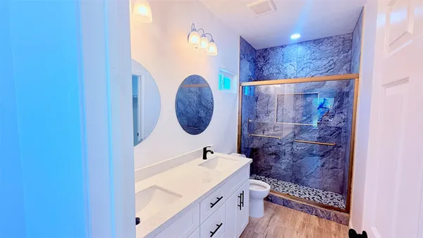 a view of room with hardwood floor and ceiling fan