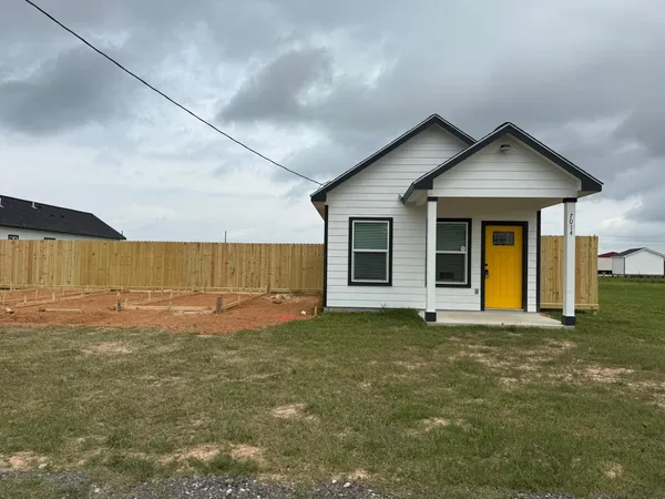 a view of a house with backyard and a garden