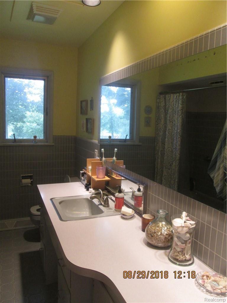 3245 Riverside Drive Port Huron, MI 48060 - Photo 16 of 32 IMG_4657.JPG