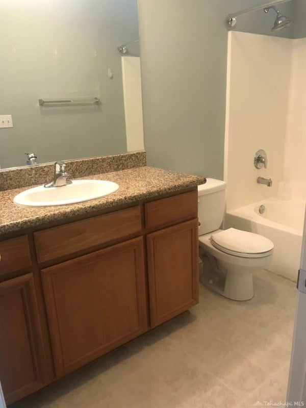 914 Clearview Street Tehachapi, CA 93561 - Photo 11 of 18 master bath