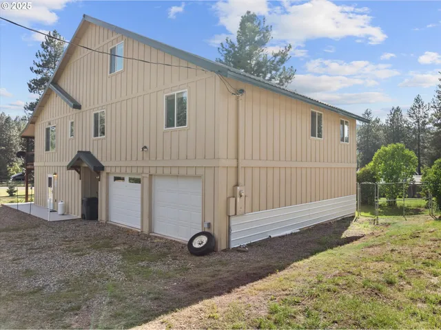 a view of a house with a backyard
