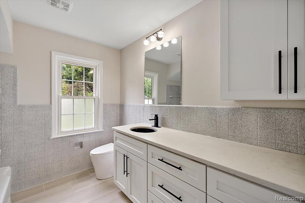1108 Roslyn Road Grosse Pointe Woods, MI 48236 - Photo 19 of 31