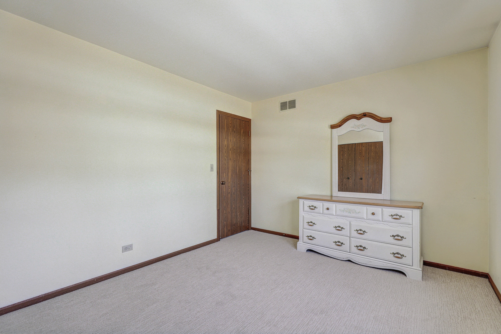 2308 Modaff Road Naperville, IL 60565 - Photo 31 of 46 an empty room with cabinet