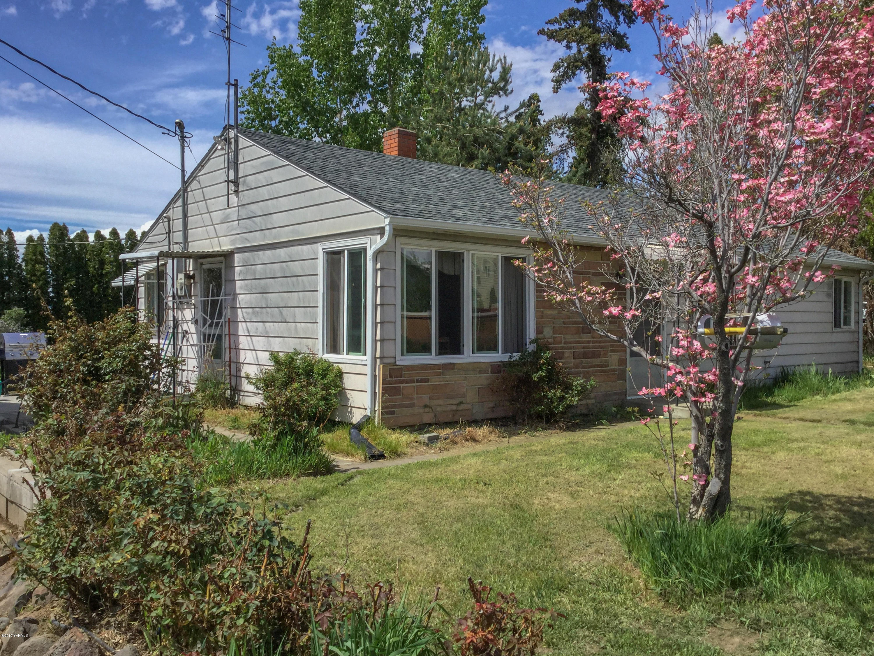 380 North Rivard Road Moxee, WA 98936 - Photo 1 of 12 a view of a house with a yard