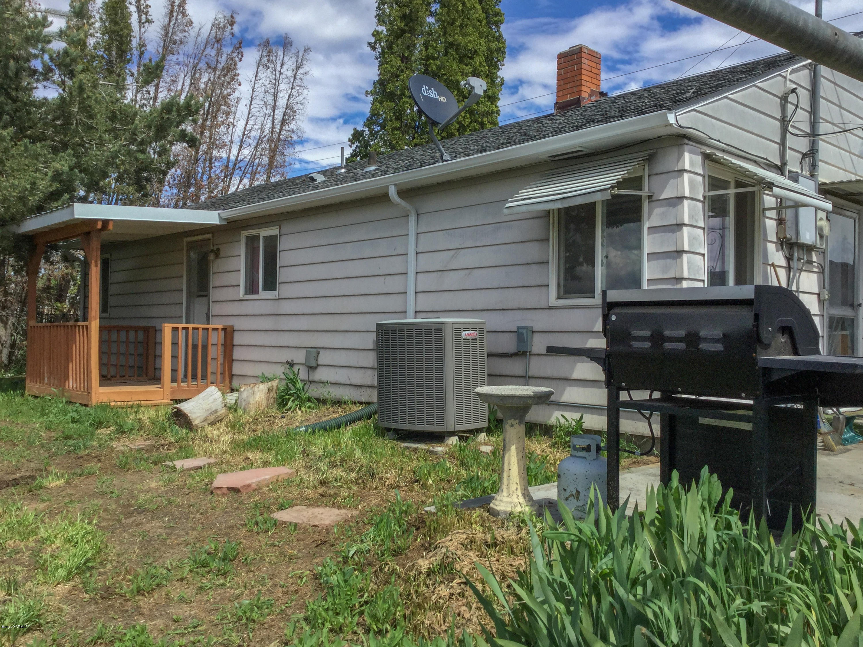 380 North Rivard Road Moxee, WA 98936 - Photo 3 of 12 a backyard of a house with lots of green space