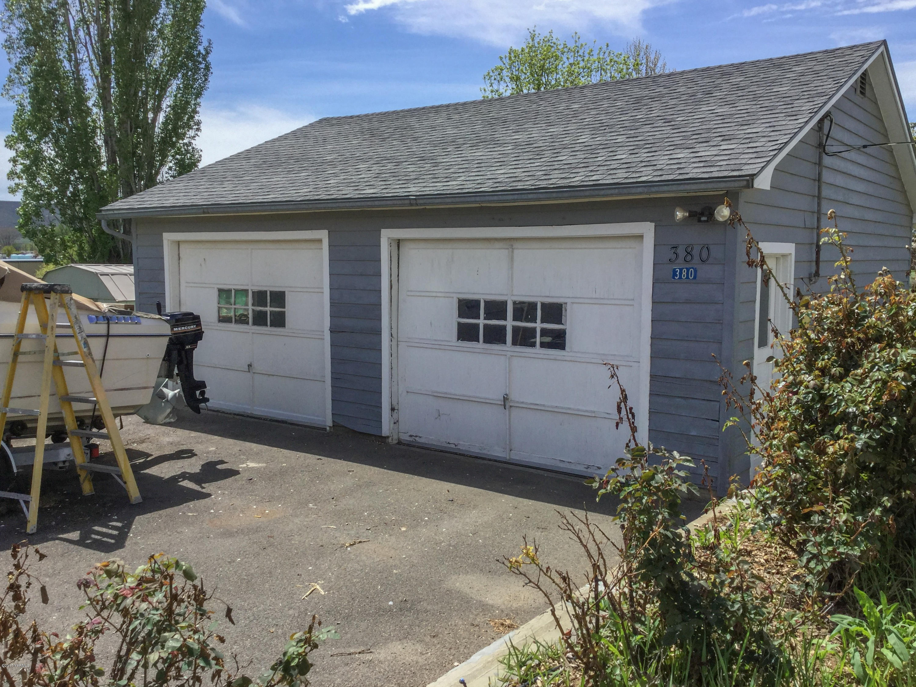 380 North Rivard Road Moxee, WA 98936 - Photo 4 of 12 a view of a backyard with potted plants