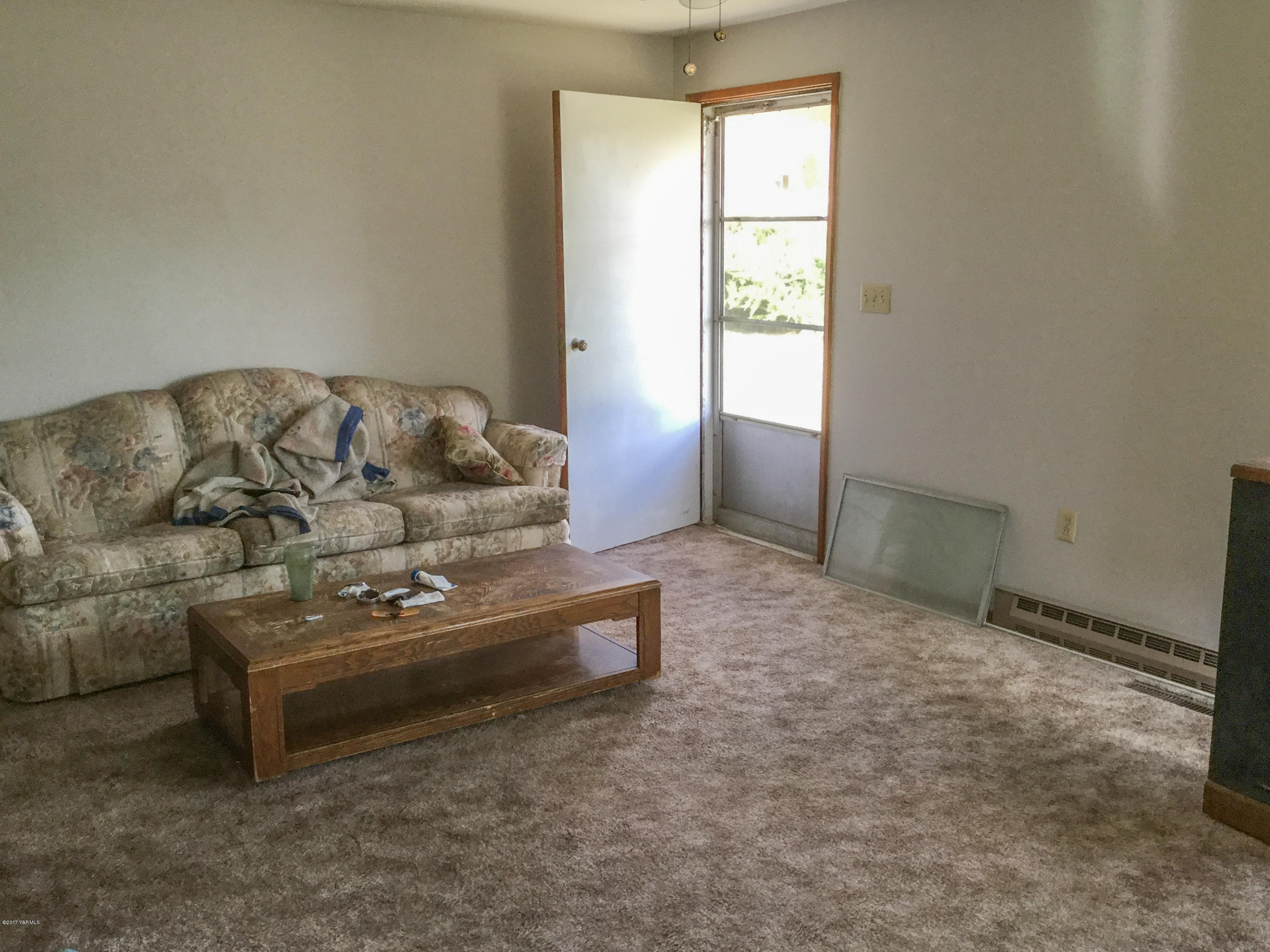 380 North Rivard Road Moxee, WA 98936 - Photo 5 of 12 a living room with furniture and a window