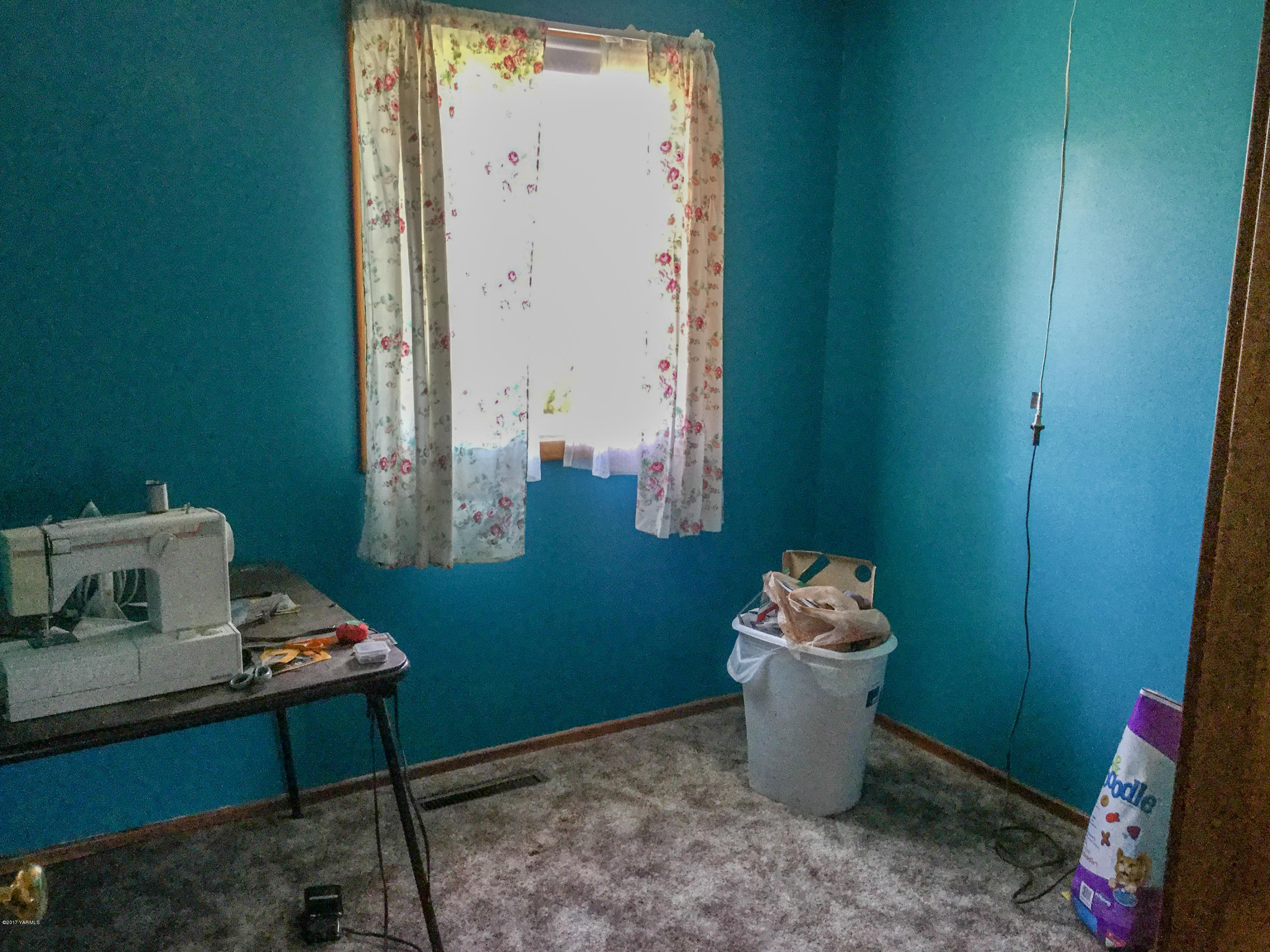 380 North Rivard Road Moxee, WA 98936 - Photo 9 of 12 a room with toys and a wooden floor