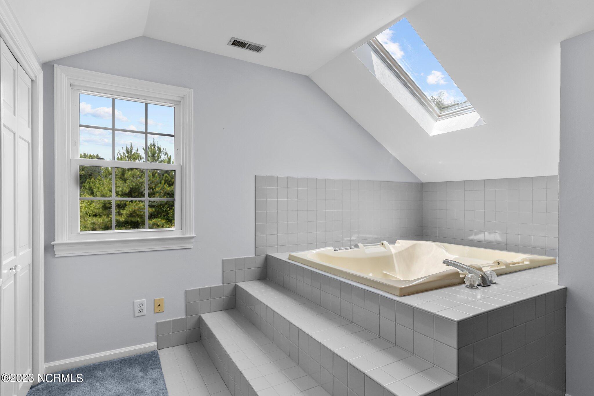 135 Oak Road Beaufort, NC 28516 - Photo 17 of 28 18 Whirlpool Room
