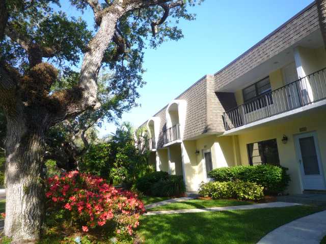 837 Camelia Lane, Unit 7 Vero Beach, FL 32963 - Photo 3 of 20 a front view of a house