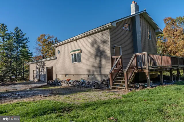 a view of a house with backyard