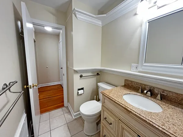 $1,950 | 4 South June Terrace, Unit 1, Lake Forest, IL 60045