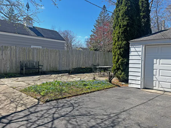 $1,950 | 4 South June Terrace, Unit 1, Lake Forest, IL 60045